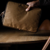 Contenu de l'étui MacBook. Brunâtre
