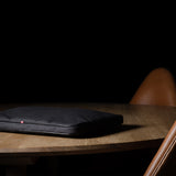 Inhalt MacBook-Hülle. Holzkohle