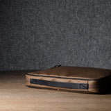 Sacoche pour ordinateur portable. Brunâtre