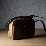 Sac bandoulière classique. Brunâtre