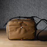 Sac bandoulière classique. Brunâtre