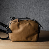 Sac bandoulière classique. Brunâtre