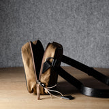 Sac bandoulière classique. Brunâtre