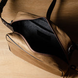 Sac bandoulière classique. Brunâtre