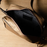 Sac bandoulière classique. Brunâtre