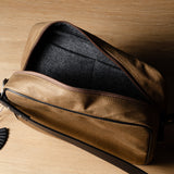 Sac bandoulière classique. Brunâtre