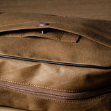Sac bandoulière classique. Brunâtre