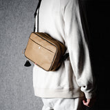 Sac bandoulière classique. Brunâtre