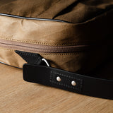 Sac bandoulière classique. Brunâtre