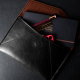 Petite enveloppe en cuir. Charbon