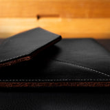 Petite enveloppe en cuir. Charbon