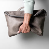 Sac messager décontracté. Gris cassé