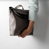 Sac messager décontracté. Gris cassé