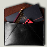 Petite enveloppe en cuir. Charbon