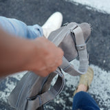 Sac messager décontracté. Gris cassé