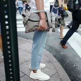 Sac messager décontracté. Gris cassé