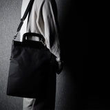 Zusammenklappbare Laptoptasche. Schwarze Kohle