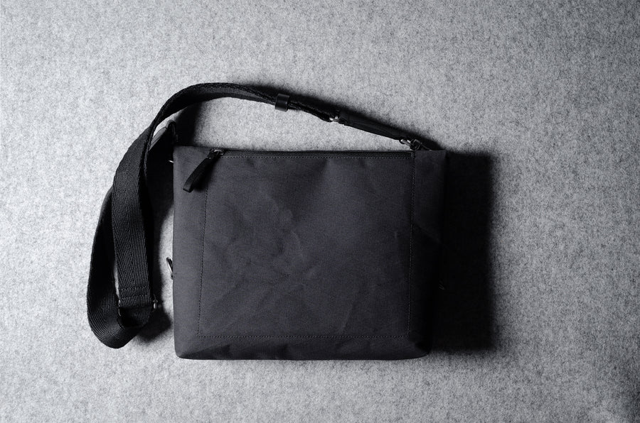 Zusammenklappbare Laptoptasche. Schwarze Kohle