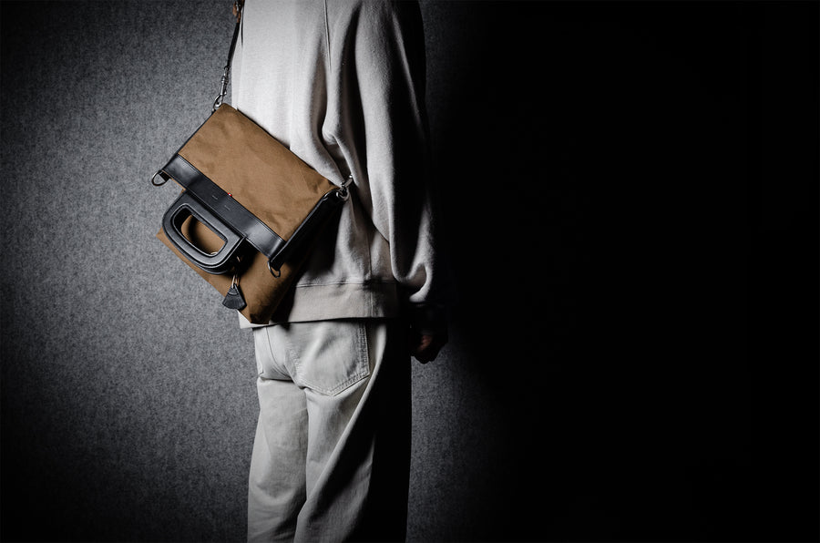 Sacoche pliable pour ordinateur portable. Noir/brun