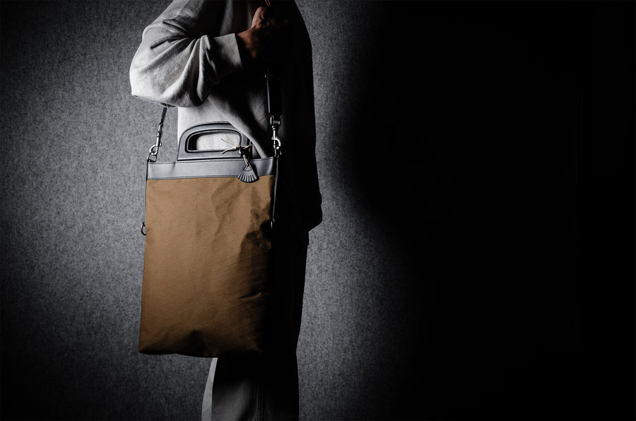 Sacoche pliable pour ordinateur portable. Noir/brun