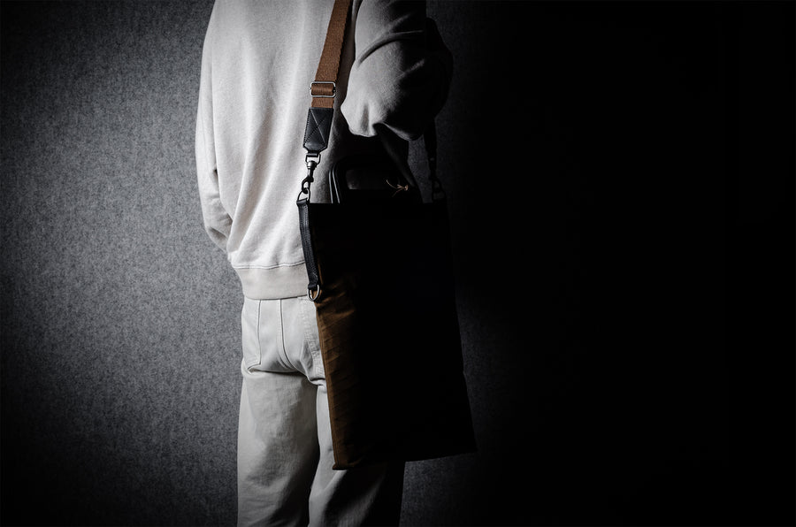 Sacoche pliable pour ordinateur portable. Noir/brun