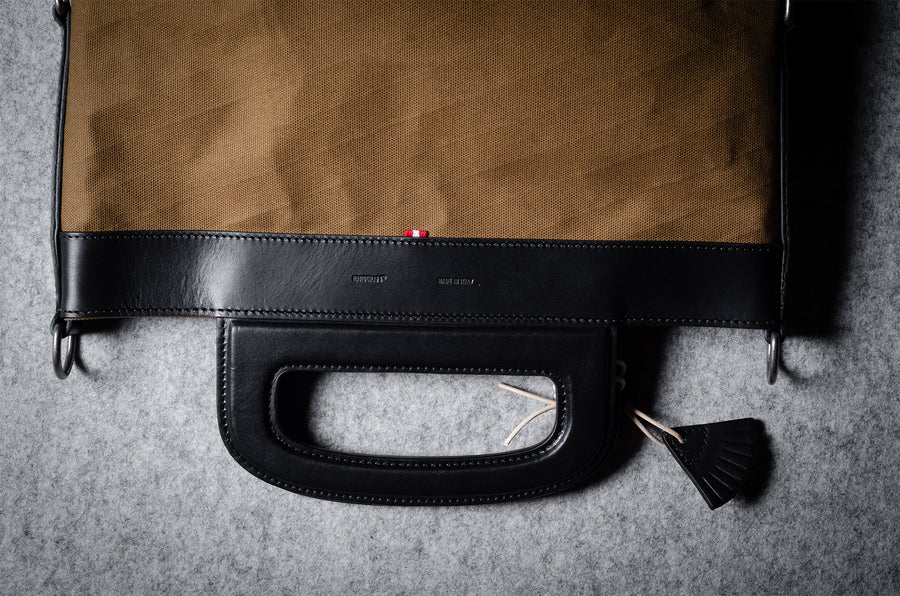 Sacoche pliable pour ordinateur portable. Noir/brun