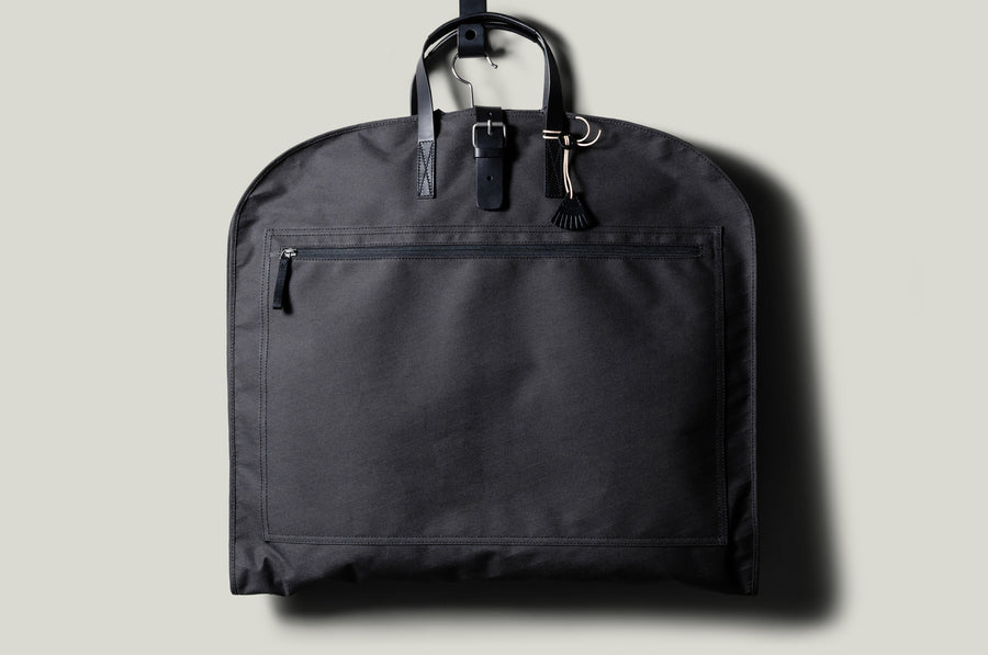 Housse à vêtements Undercover. Anthracite