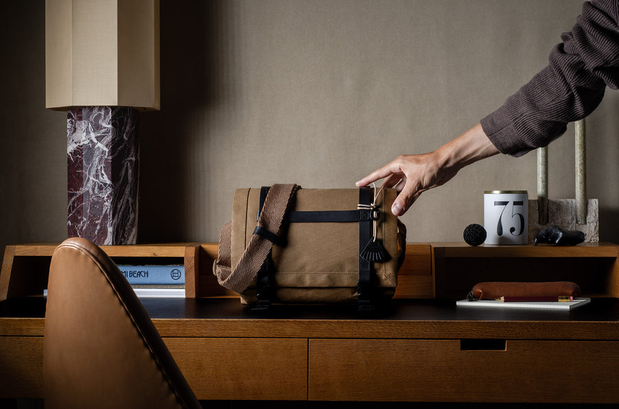 H Small Messenger Bag . Black Brownish