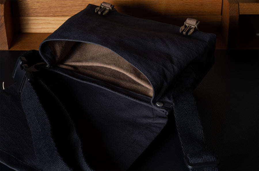 H Small Messenger Bag . Classic Charcoal