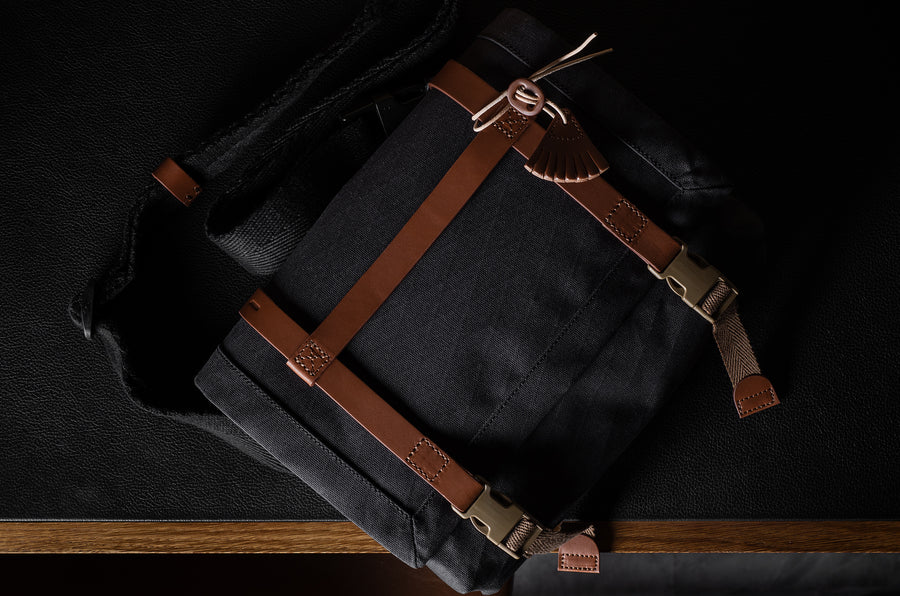 H Small Messenger Bag . Classic Charcoal