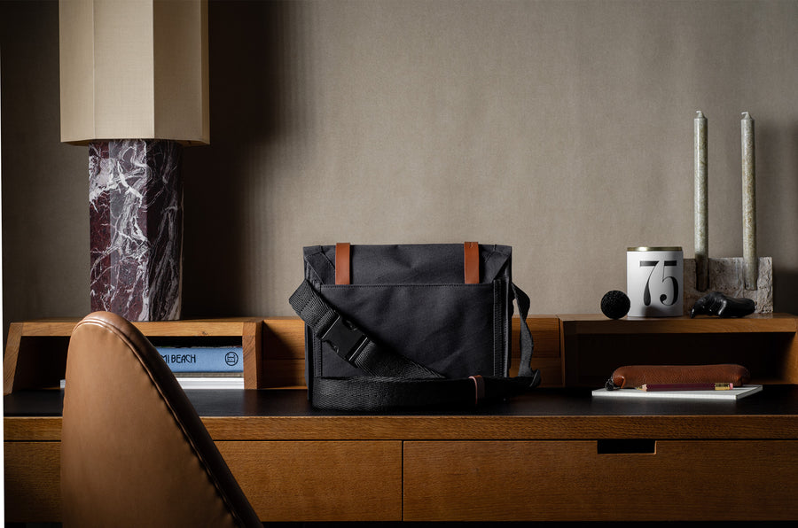 H Small Messenger Bag . Classic Charcoal