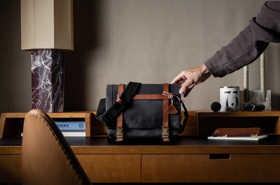 H Small Messenger Bag . Classic Charcoal