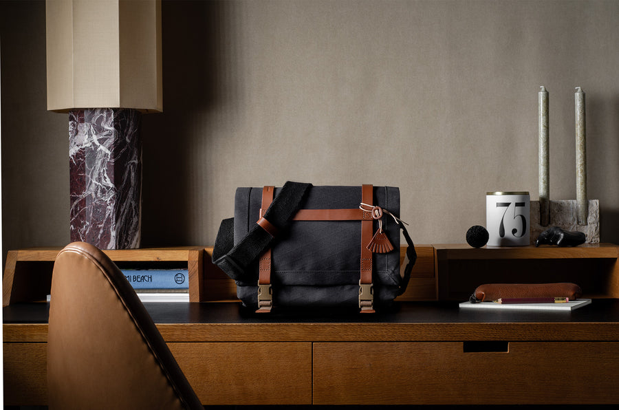 H Small Messenger Bag . Classic Charcoal