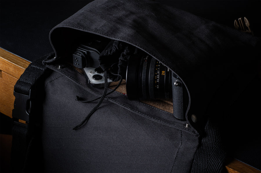 H Small Messenger Bag . Black Charcoal