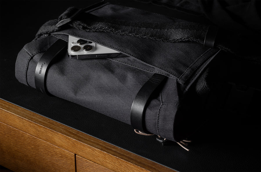 H Small Messenger Bag . Black Charcoal