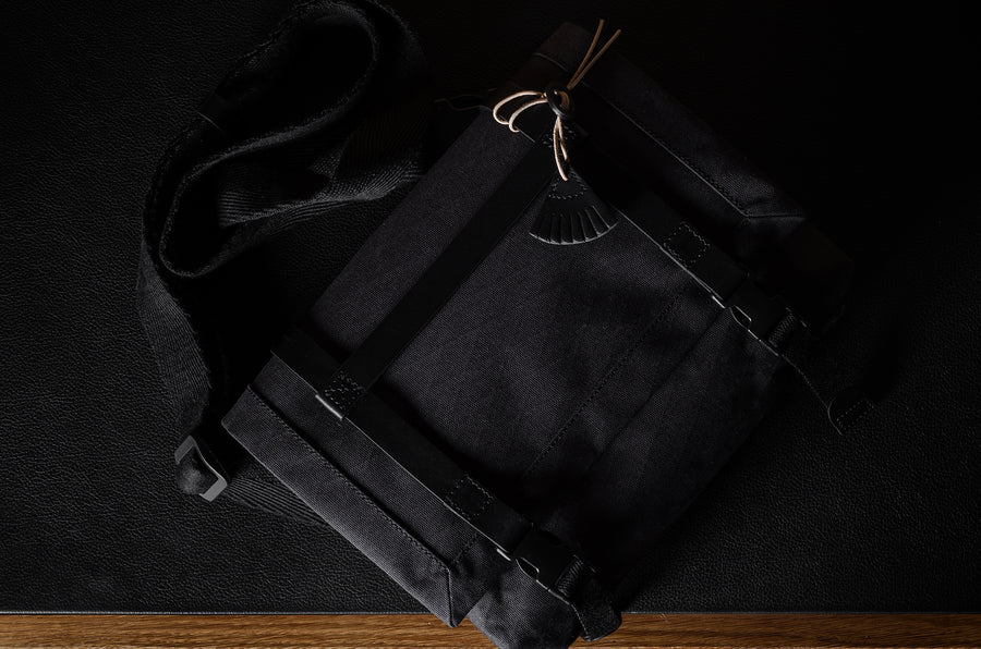 H Small Messenger Bag . Black Charcoal