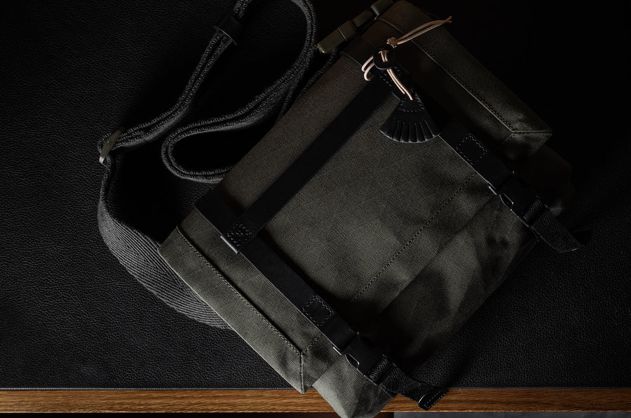 H Small Messenger Bag . Black Forest