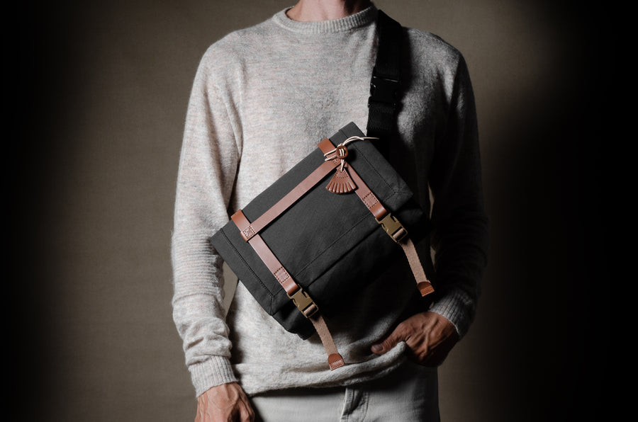 H Small Messenger Bag . Classic Charcoal