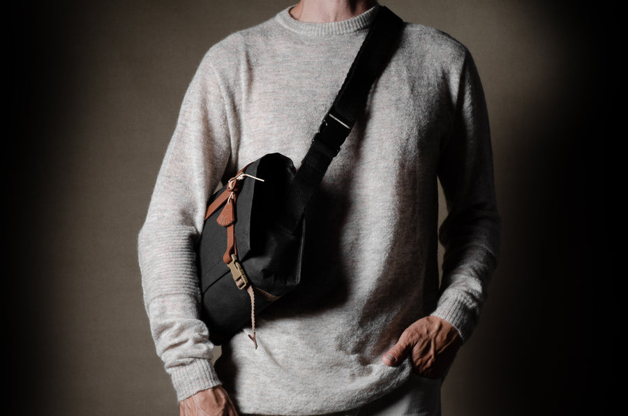 H Small Messenger Bag . Classic Charcoal