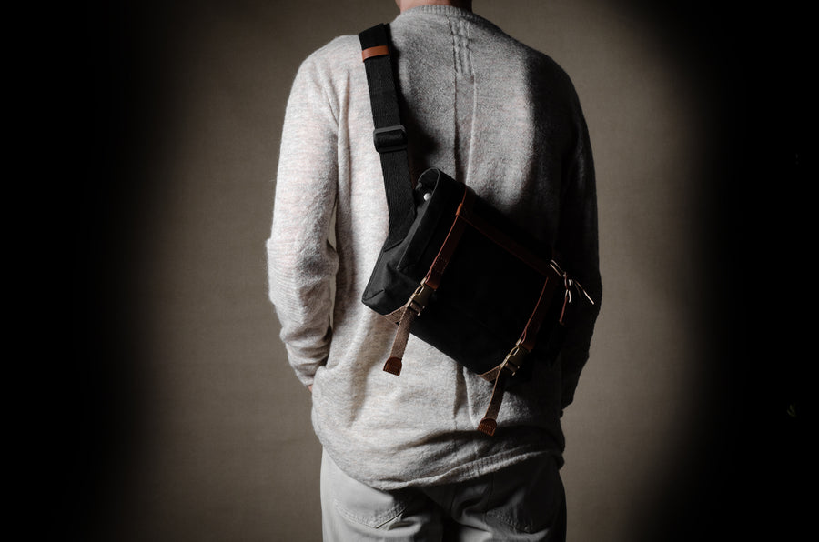 H Small Messenger Bag . Classic Charcoal