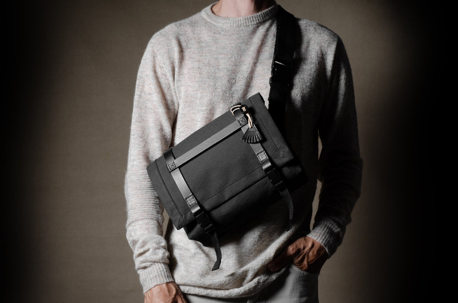 H Small Messenger Bag . Black Charcoal