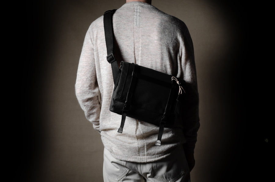 H Small Messenger Bag . Black Charcoal