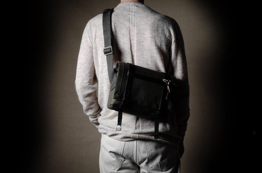 H Small Messenger Bag . Black Forest