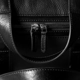 Zwischenstopp Reisetasche. Kohle