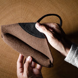 Enveloppe en laine pour crayon. Cacao