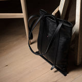 Sac à livres en cuir Poet. Charbon