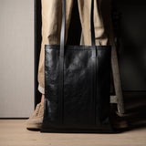 Sac à livres en cuir Poet. Charbon