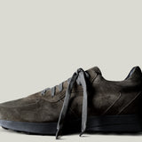 R1 Sneaker. Waldgrünes Wildleder