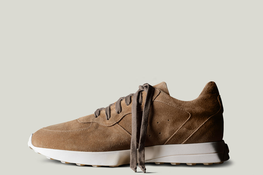 R1 Sneaker . Tan Suede