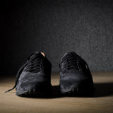 R1 Sneaker. Schwarzes Wildleder